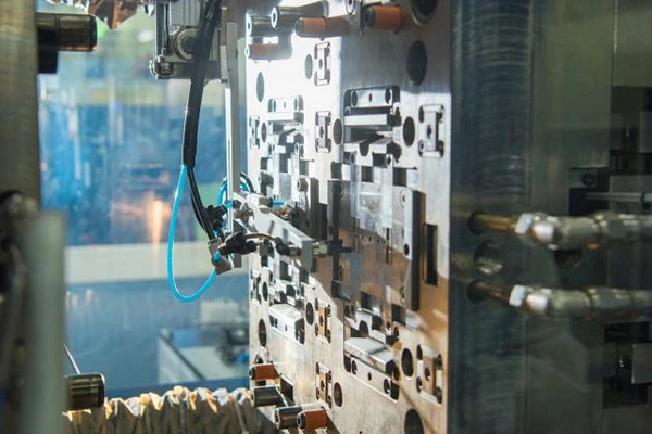 Simultaneous Co-Injection Molding